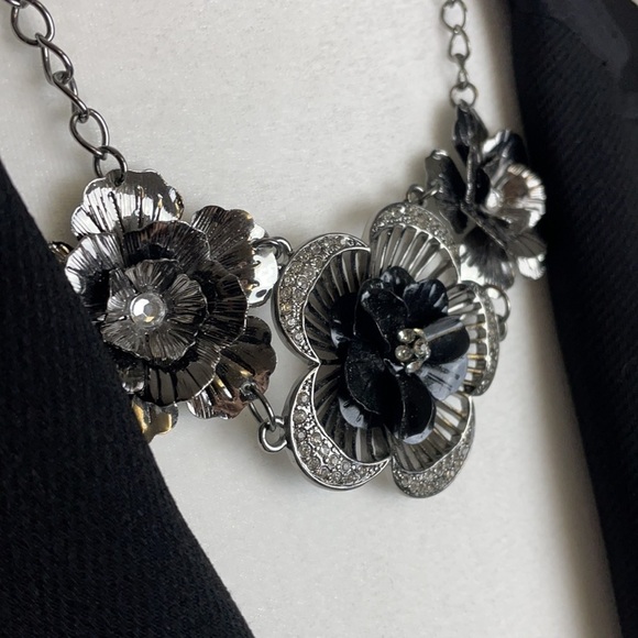 Guess Fashion Necklace Three Flower With Crystals Statement - Picture 10 of 12